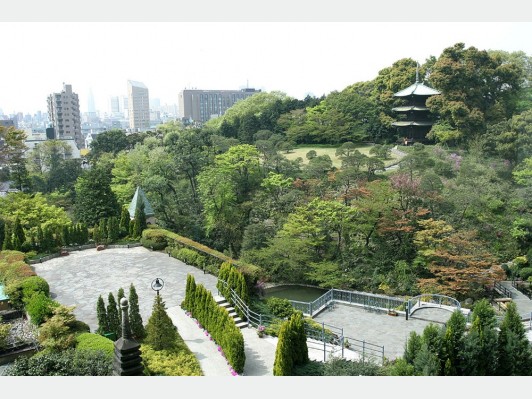 椿山荘の日本庭園を舞台に、若手アーティスト46名が現代アート展