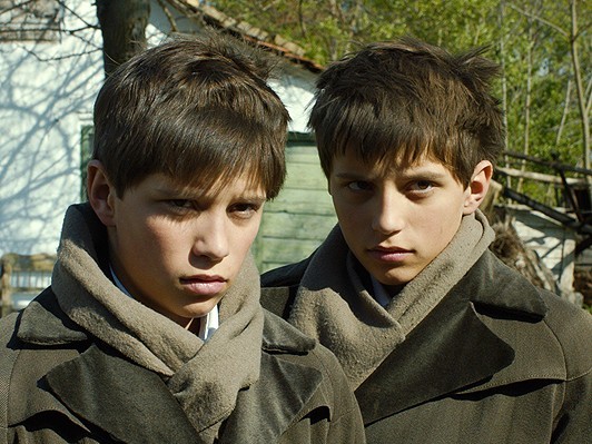 亡命作家ベストセラー映画化、双子の少年が記した戦争『悪童日記』