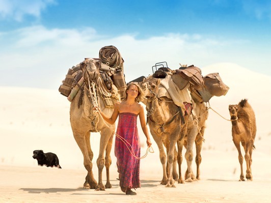 4頭のラクダと愛犬と砂漠を旅した実録ベストセラーが映画化、『奇跡の2000マイル』